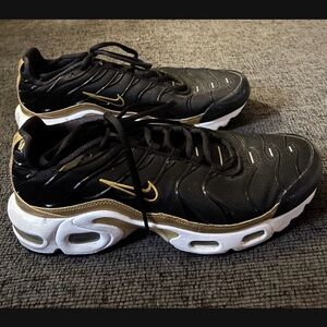 Nike Air Max Plus Sneakers Black & Gold Sz 7Y W sz 8.5 & M Sz 7 (Unisex)